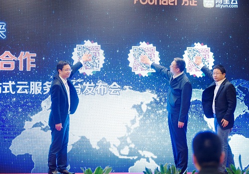 中國(guó)新聞技聯(lián)理事長(zhǎng)謝勝和（中）、方正電子董事長(zhǎng)、總裁楊斌（左）、阿里云互聯(lián)網(wǎng)事業(yè)部總經(jīng)理金戈（右）共同開(kāi)啟新品發(fā)布.jpg