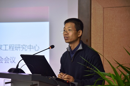 計(jì)算機(jī)所所長(zhǎng)、中心主任郭宗明做研究中心的總體工作匯報(bào).jpg